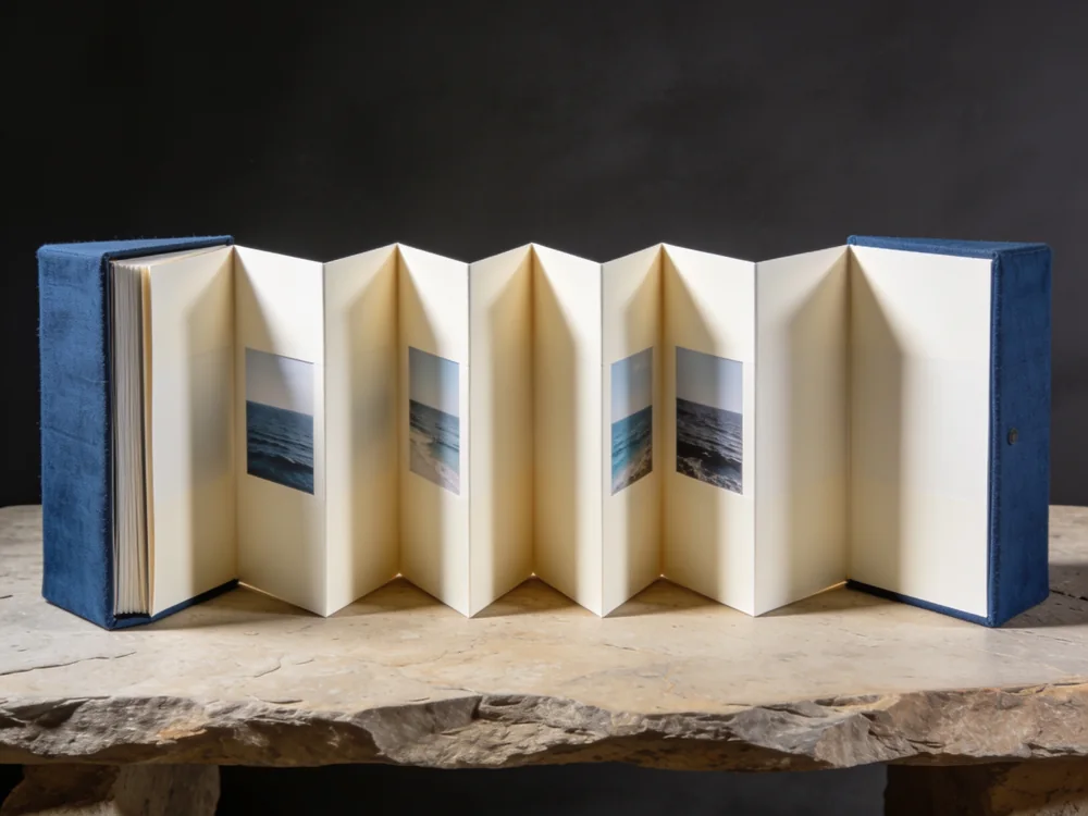 Accordion display album in Deep blue