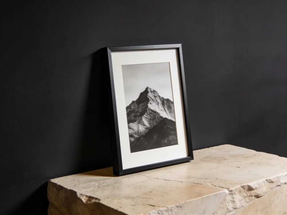 Slim aluminum frame in Matte black